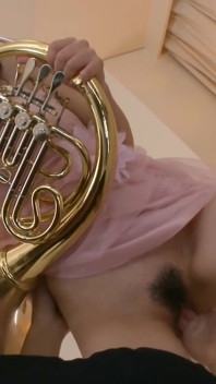 La bella ragazza musicista vuole un cazzo giapponese caldo per la sborrata