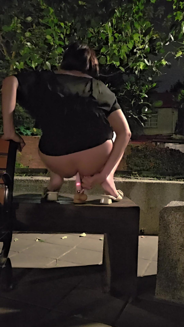 Taiwancdgirl: Gadis semu imut Tingxuan mengendarai dua dildo di luar ruangan