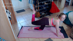 Andi Ray: Blonda cu forme Andi își întinde corpul pe afară