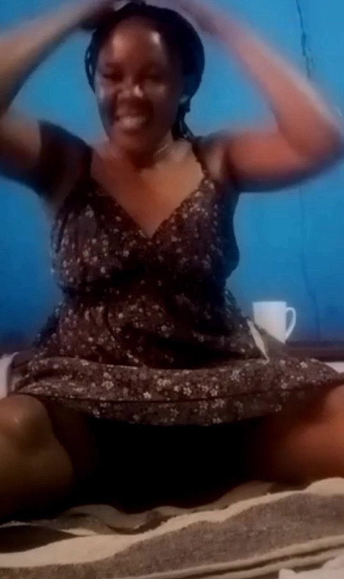 Sugarmama video call mutual masturbation: वह अपने स्वयं के कपड़े उतारती है और हस्तमैथुन करती है