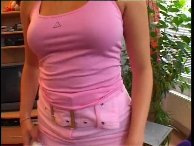 Horny Two really wet MILFs: Peituda dona de casa gozada na boca durante sexo duro...