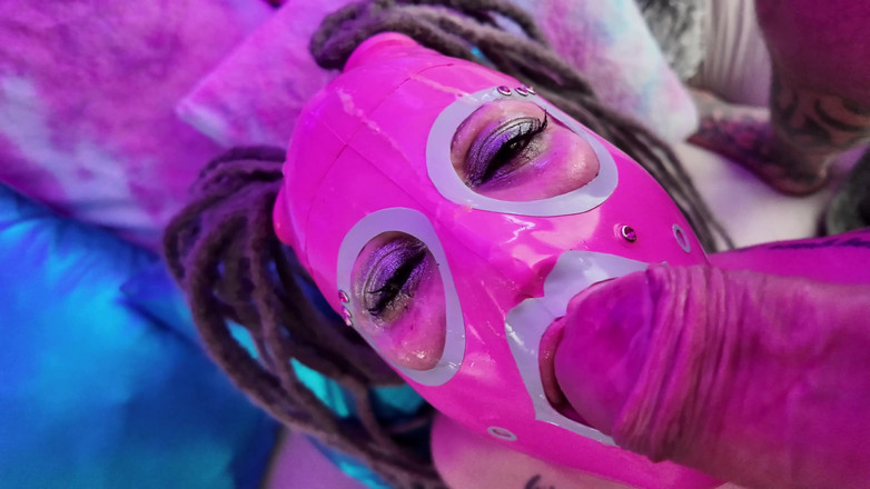 EdgesOfReality: Chupando pau gordo no capô de látex