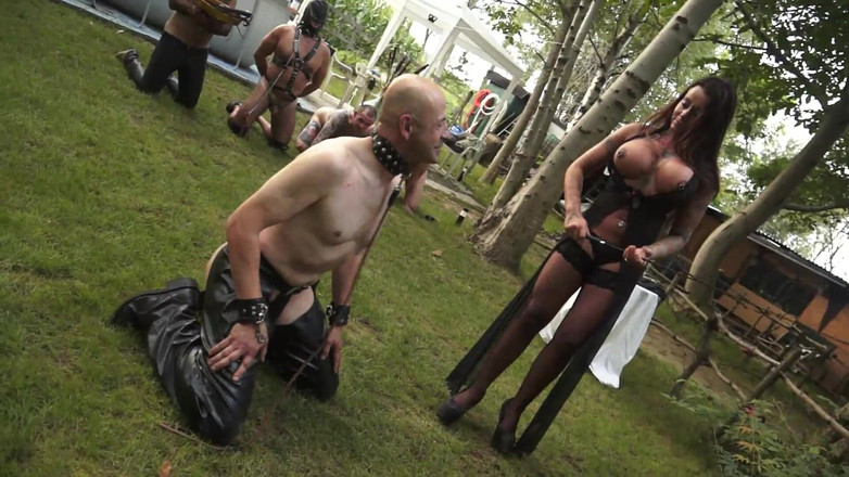 BDSM Deutschland: BDSM mannelijke seksslaven worden geslagen door meesteres