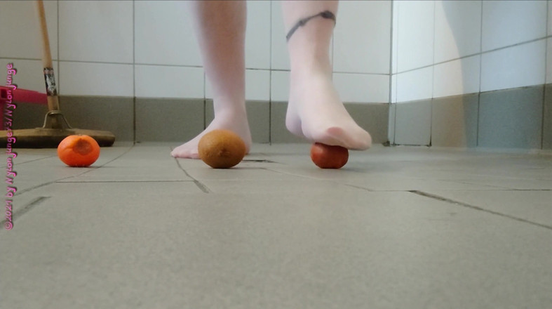 Carmen_Nylonjunge: フルーツとパンストの足遊び