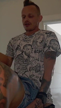 Manžel sleduje, jak jeho ženu šuká realitní makléř kvůli slevě!