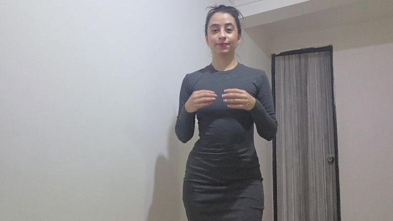 alexia twerk videos: 在家里试穿灰色礼服和造型会议
