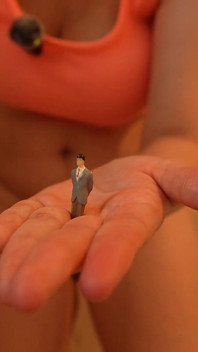巨人の義理の妹が小さな義理の兄におならをする