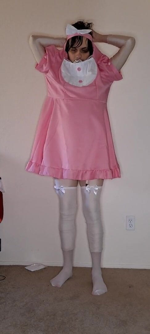 Pup Zentai: La mucama rosa se viste de spandex