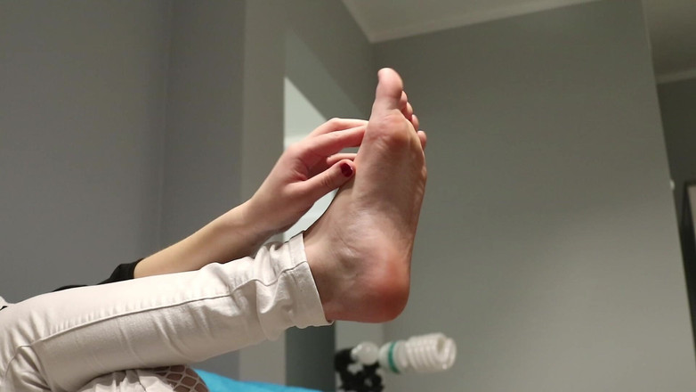 Anna Booty: Bermain kaki semasa menonton TV