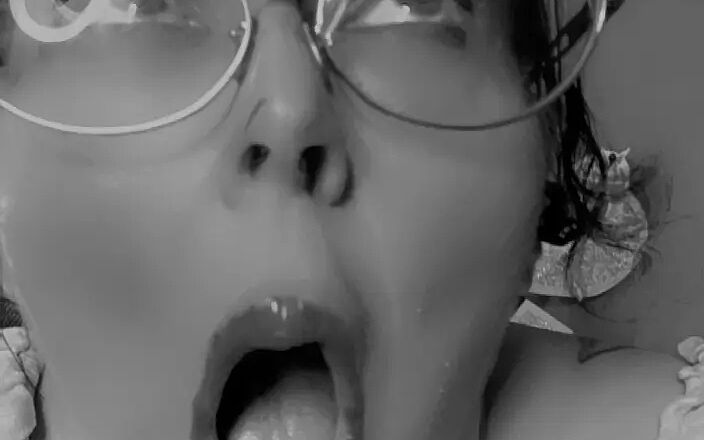HerculesnVENUS: Elle joue dur pour se faire tremper sa chatte et...