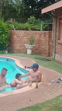 Era atât de excitată, așa că o folosim cu două pule