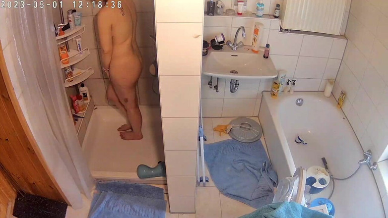 KittieNoOne: 再次在淋浴时自慰被抓包