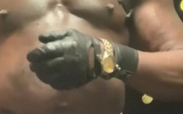 Black smoking muscle stepdad: Sexy kožené a těsně padnoucí ošukané kouřící scény