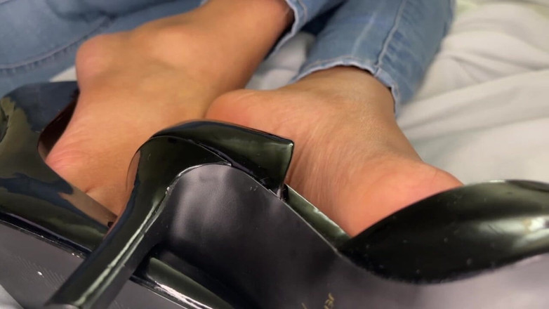 Pink Foxx: Fată negresă face pantofi cu tocurile ei negre și își arată noua...