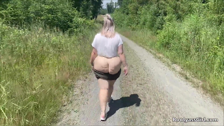 Bootyass Girl: PAWGは森の中で犯さ