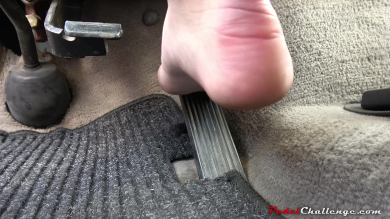 PedalChallenge: Nicol Pedal pumpt alten vw Multivan - high heels bis barfuß...