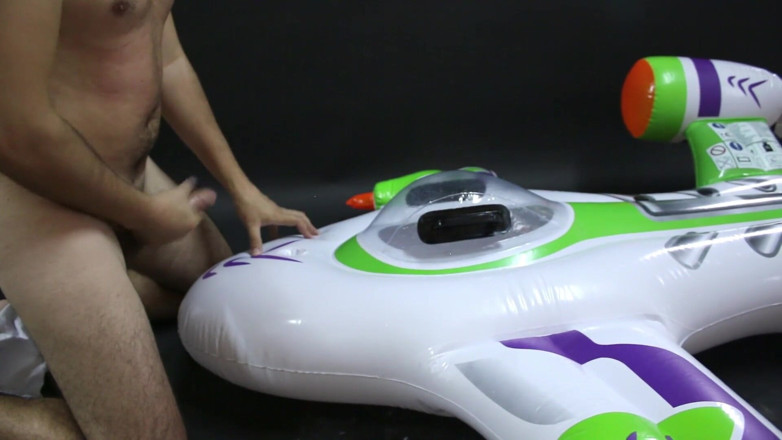 Inflatable Lovers: Nadmuchiwany statek kosmiczny pływać