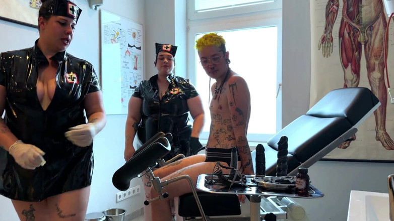 punkgoblin: T-boy recebe dominação feminina enfermeira clínica check-up