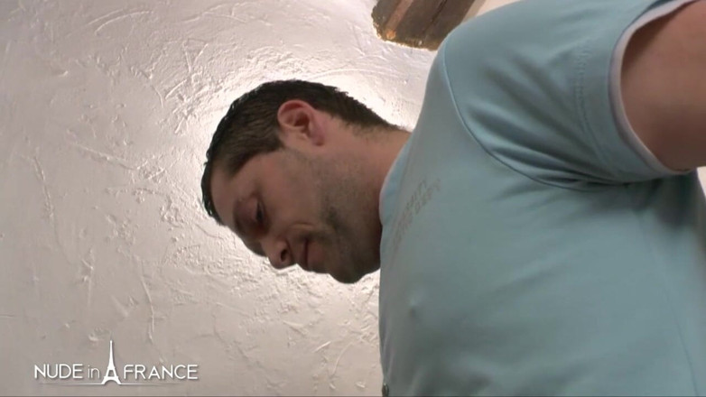 Nude in France: Une jeune brune aux petits seins adore l’anulingus, le fisting...