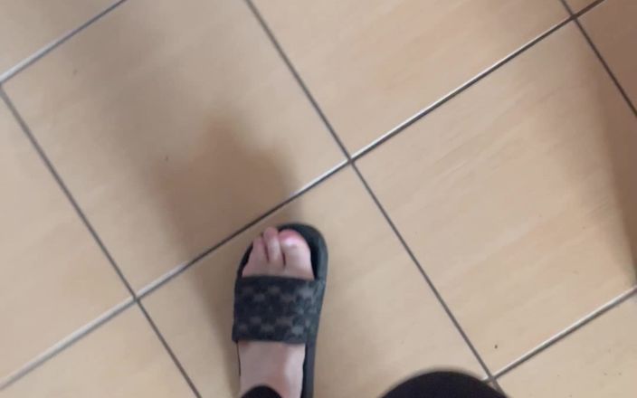 Feet: Füße in Flip-flops und gehen in Flip-flops