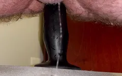 Un serpent du côlon super long m'enfonce profondément dans le cul pendant que ma bite a une énorme bave de sperme pré-éjac