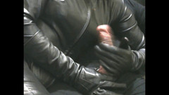 Peternorthlegend: Kouřící manželka v kožených rukavicích dojící sperma