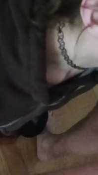 Döl yiyen amatör orta yaşlı seksi sürtük dizlerinin üzerinde büyük yarak emiyor