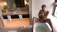 Paulina Soul: Dívka smyslně masturbuje kundičku vodní tryskou po probuzení
