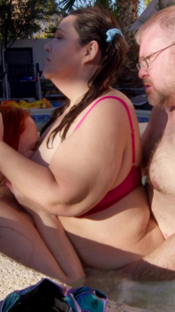 Seks threesome di bak mandi luar ruangan