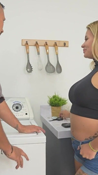 Azgın Sarışın Orta Yaşlı Seksi Kadın Mutfakta Binanın Tesisatçısını Sikiyor, Azgın Bir Sürtük Gibi Yarağına Biniyor