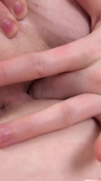 Este hermoso conjunto de labios es Satine Sparks y ella está lista para dejar volar a esos dedos