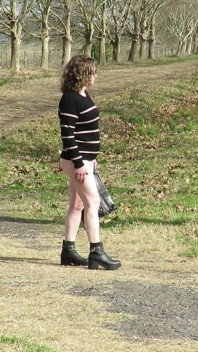 裸体走过农村。害羞的熟女素人金发女郎脱光衣服。