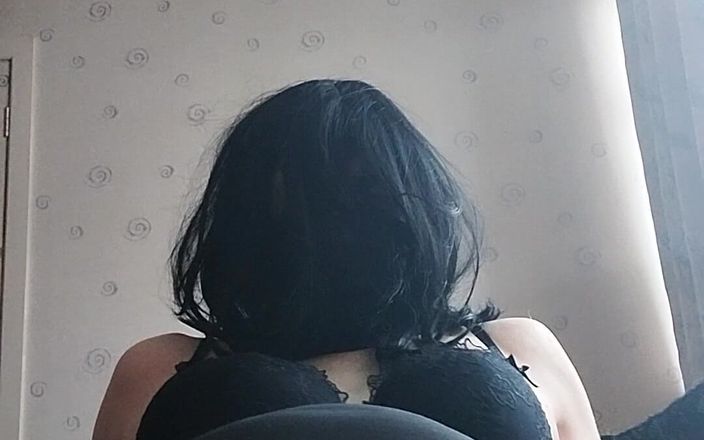 Cindy Belfast: Plugged Sissy Cums i underkläder