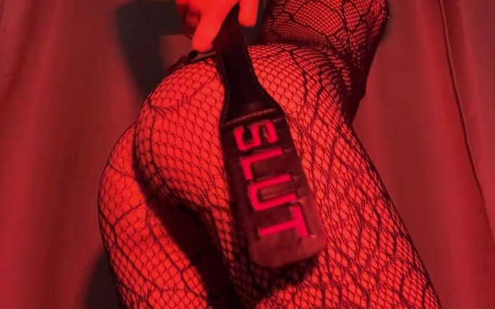 Dirty slut 666: Мені подобається дражнити тебе своїм еротичним нарядом і підтягнутим тілом