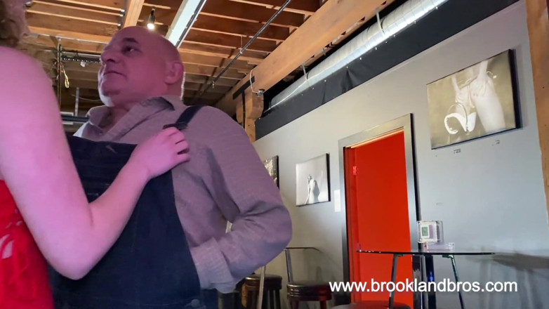 Brookland Brothers: Mladá sexy děvka saje starého ptáka!
