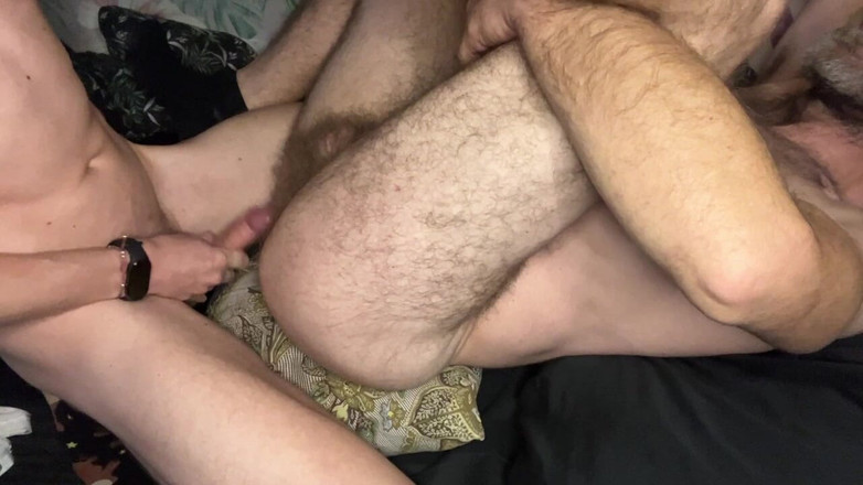 MaxHotty: Ayah Berbulu yang Ketat