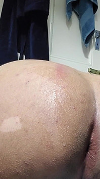 Hete jongen neukt zijn grote kont met een grote dildo