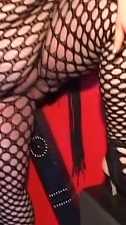 THAGSON MILFS: La miLF dominante stuzzica il suo sottomesso incappucciato con dei...