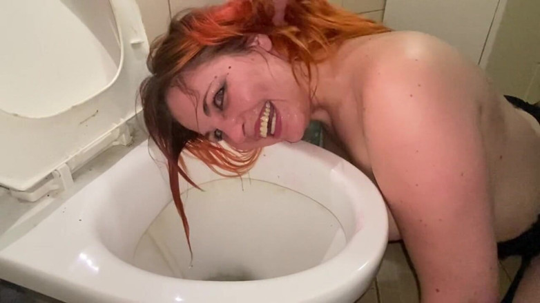 Elena917: Umiliazione puttana in bagno