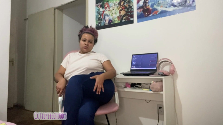 Cutiepiie Chubby: Madrasta peidando na cadeira para fazer enteado gozar pt1
