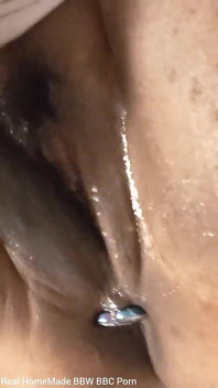 Mengongkek pepek basah saya dengan dildo besar merangsang kelentit saya dengan berus gigi elektrik