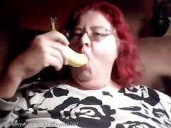 BBW nurse Vicki adventures with friends: Cameră în direct cu asistentă care mănâncă banane Vicki