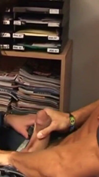 Tatuerad brunett MILf rider hårt på skrivbordet