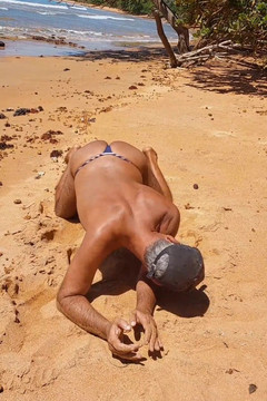 Ladysilvas: 日焼けしたビーチでレディシルバが私のお尻をファックするためにエッチさに満ちたセクシーなマークで彼女の熱いお尻を見せびらかす とてもおいしい