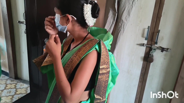 Desishycouple: हरी साड़ी में तैयार हो रही भारतीय पत्नी भाग 2