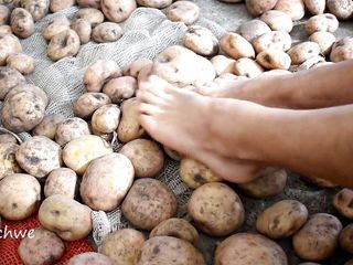 Dreichwe: Leckere kartoffeln mit den füßen berühren