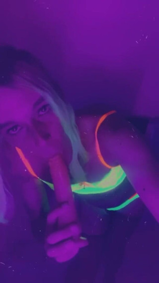 CarmenMelatonin: Sexy feestmeisje wil spelen in lingerie