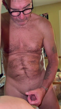 Bonemaiden faz seu homem gozar todas as vezes com seus pés sensuais e buceta molhada e desleixada