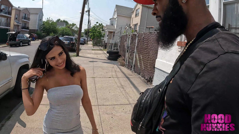 Hood Hunnies: Gran problema encuentra rosa exótica en la negra