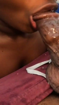 Deusa chupando pau grande em fio dental foi para a vizinha pequena piscina dizendo-lhe para molhar seu pau - mastermeat1